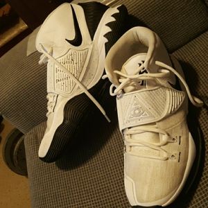 Nike Kyrie 6 Oreo basketball shoes